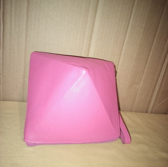 Casa Lopez Piramid Pebbled Leather Bag. - Picture 7 of 15